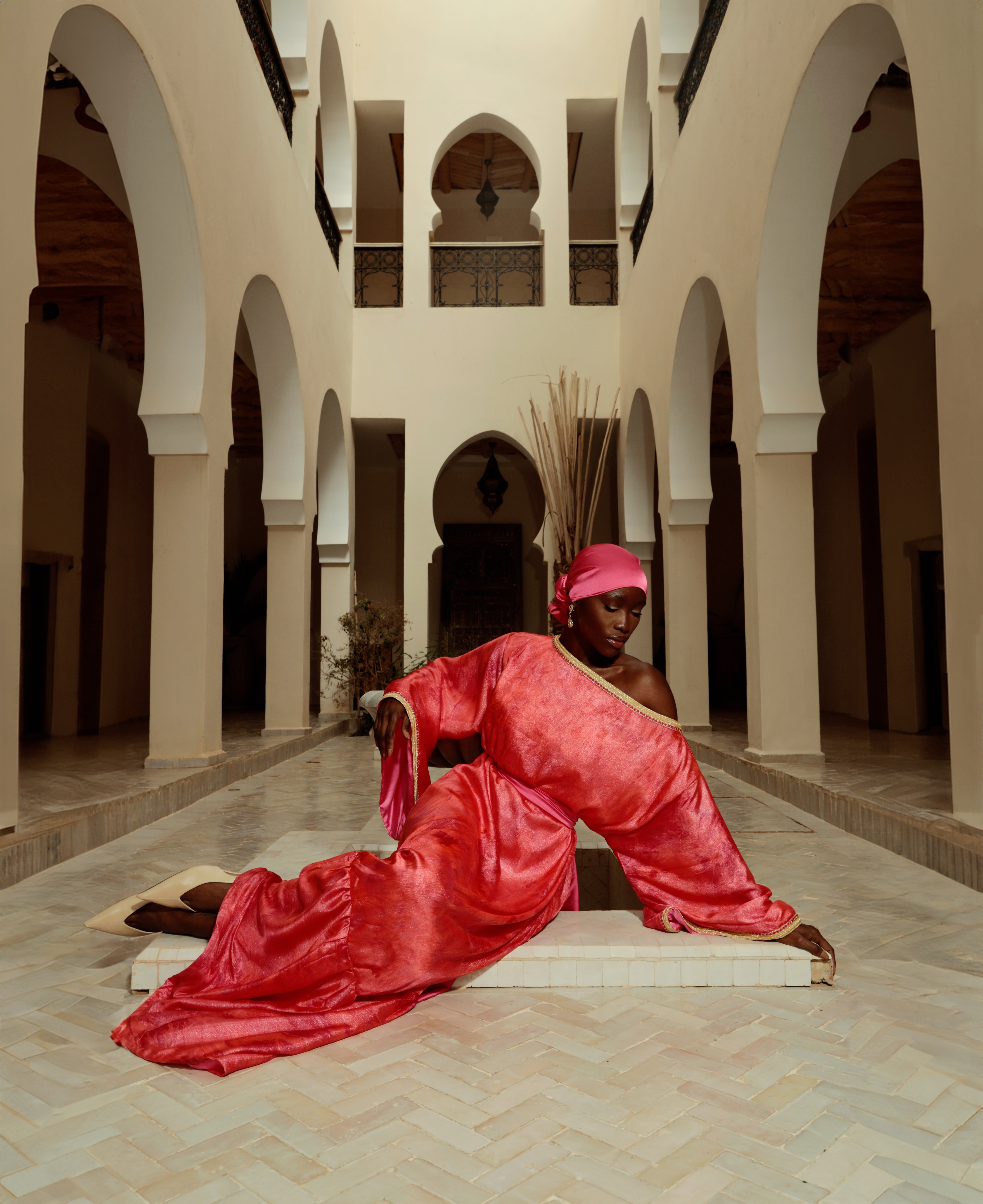 Robe en satin rose à manches longues vue de face
