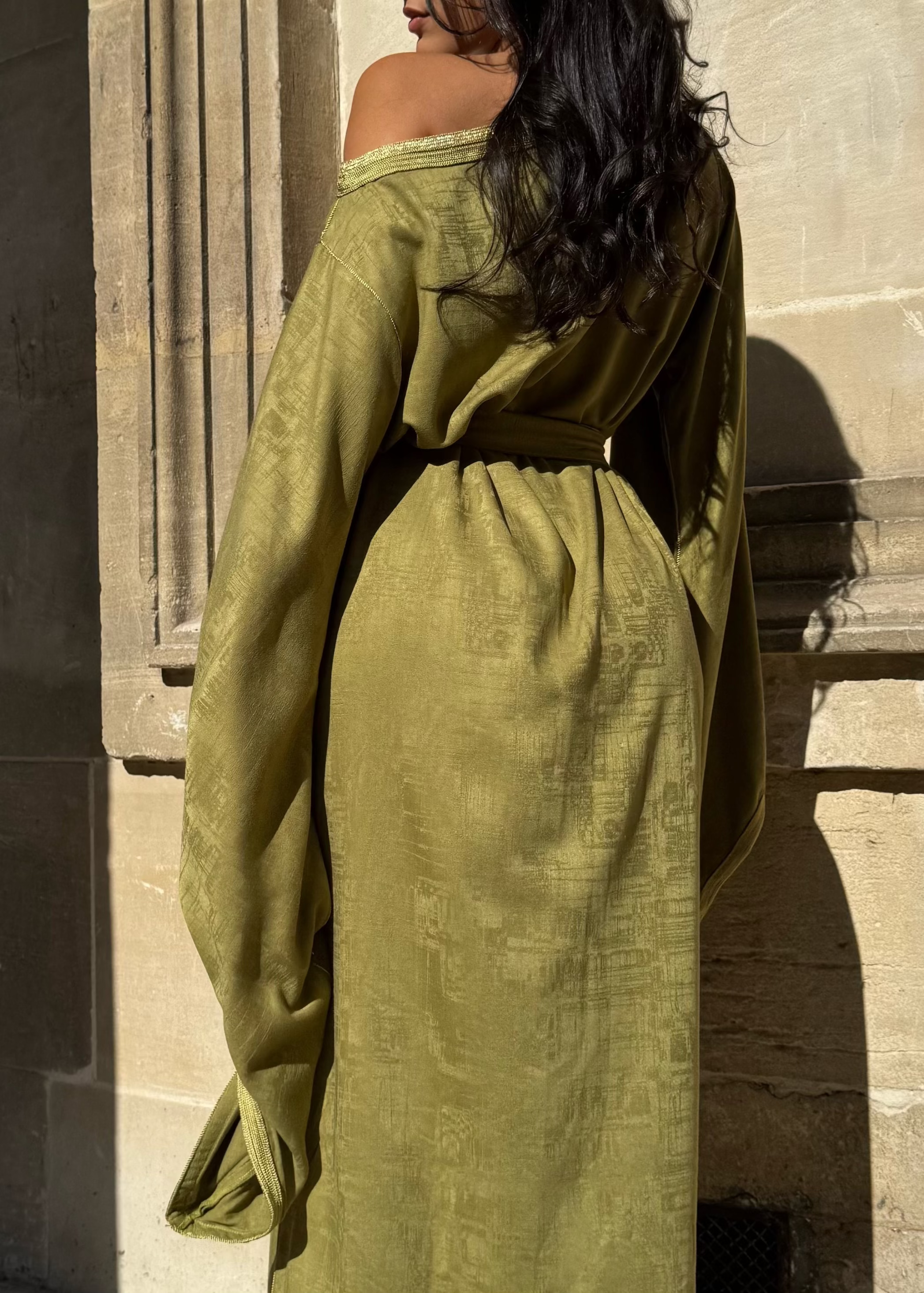 Détail de la sfifa artisanale au dos de la robe marocaine verte en soie Mlifa