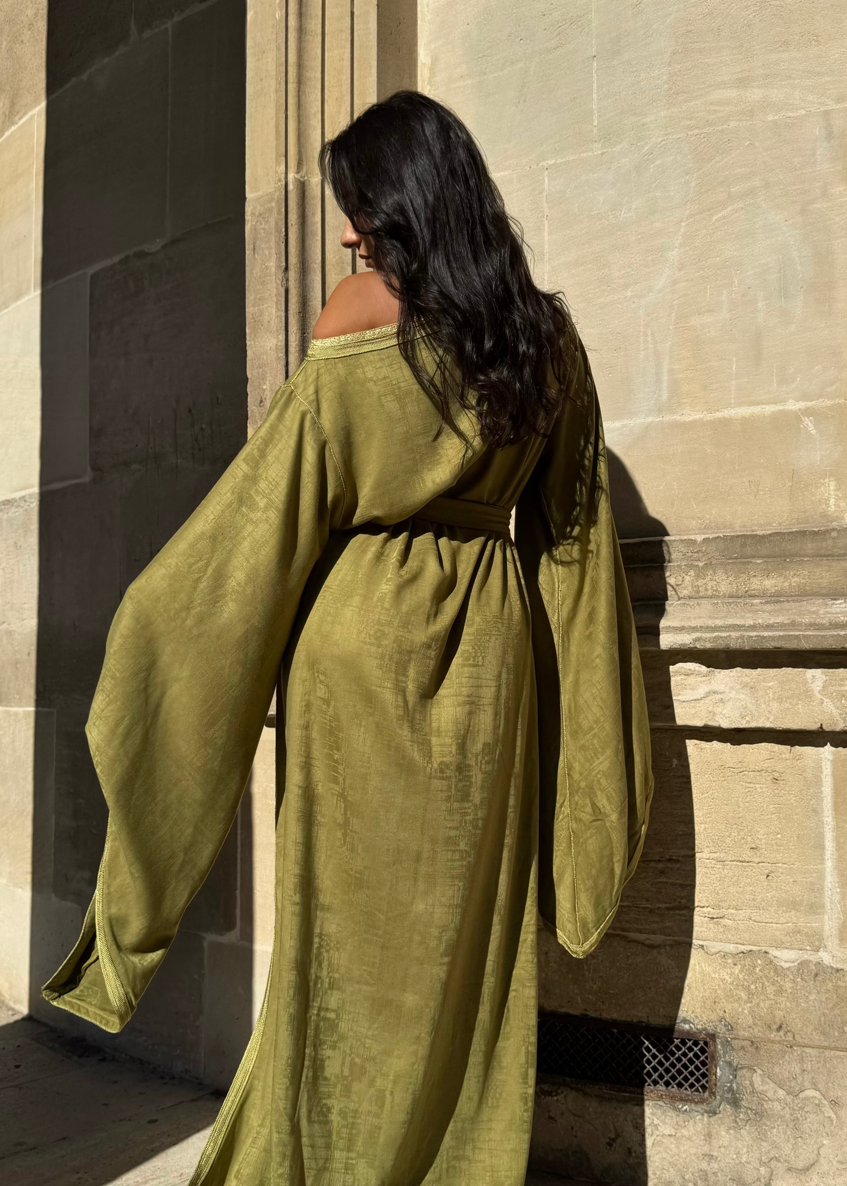 Dos de la robe marocaine verte en soie Mlifa avec manches papillon et ceinture