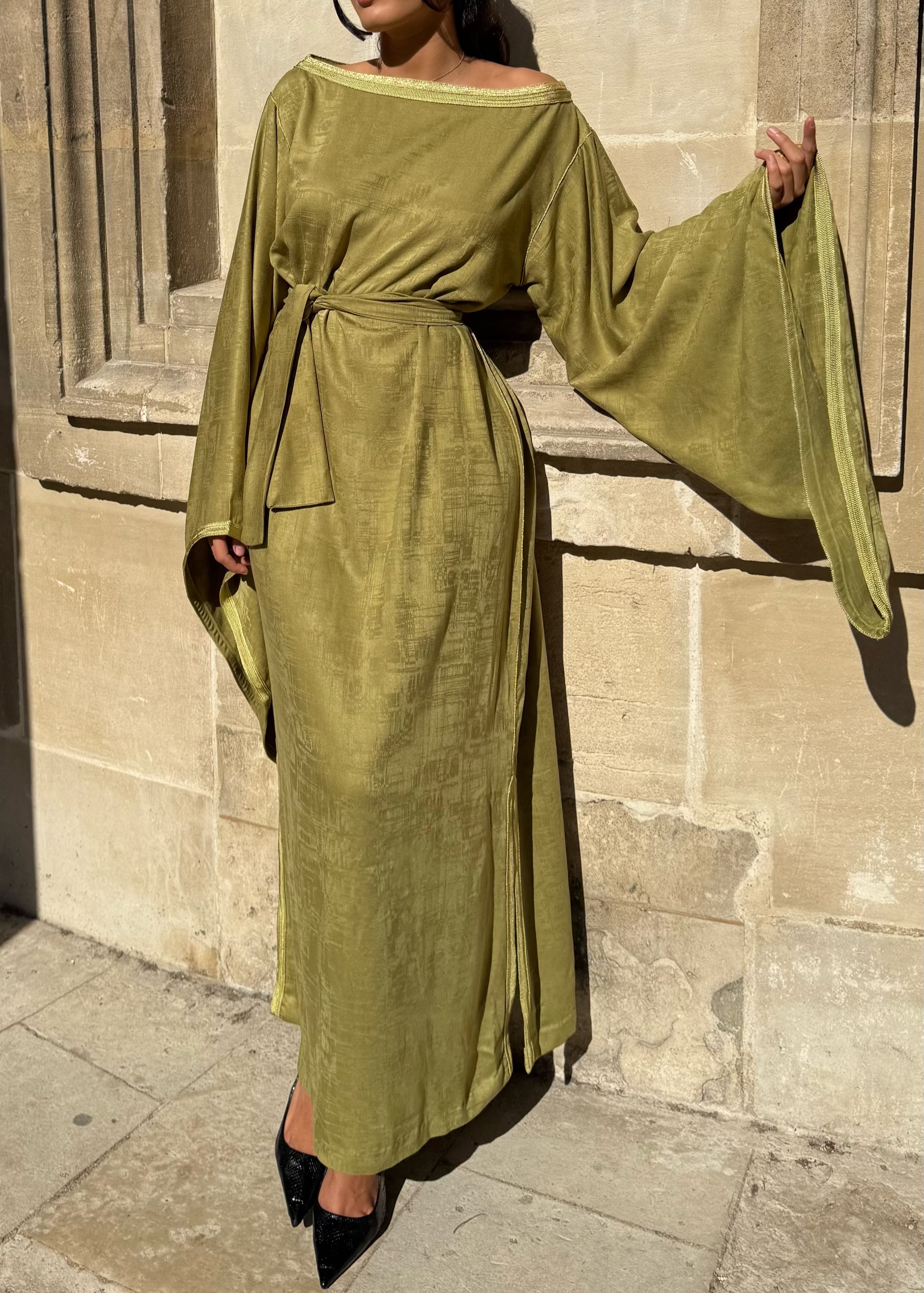 Moroccan dress in green jacquard Mlifa silk - Sfifa artisanal, butterfly  sleeves, belt & boat neck