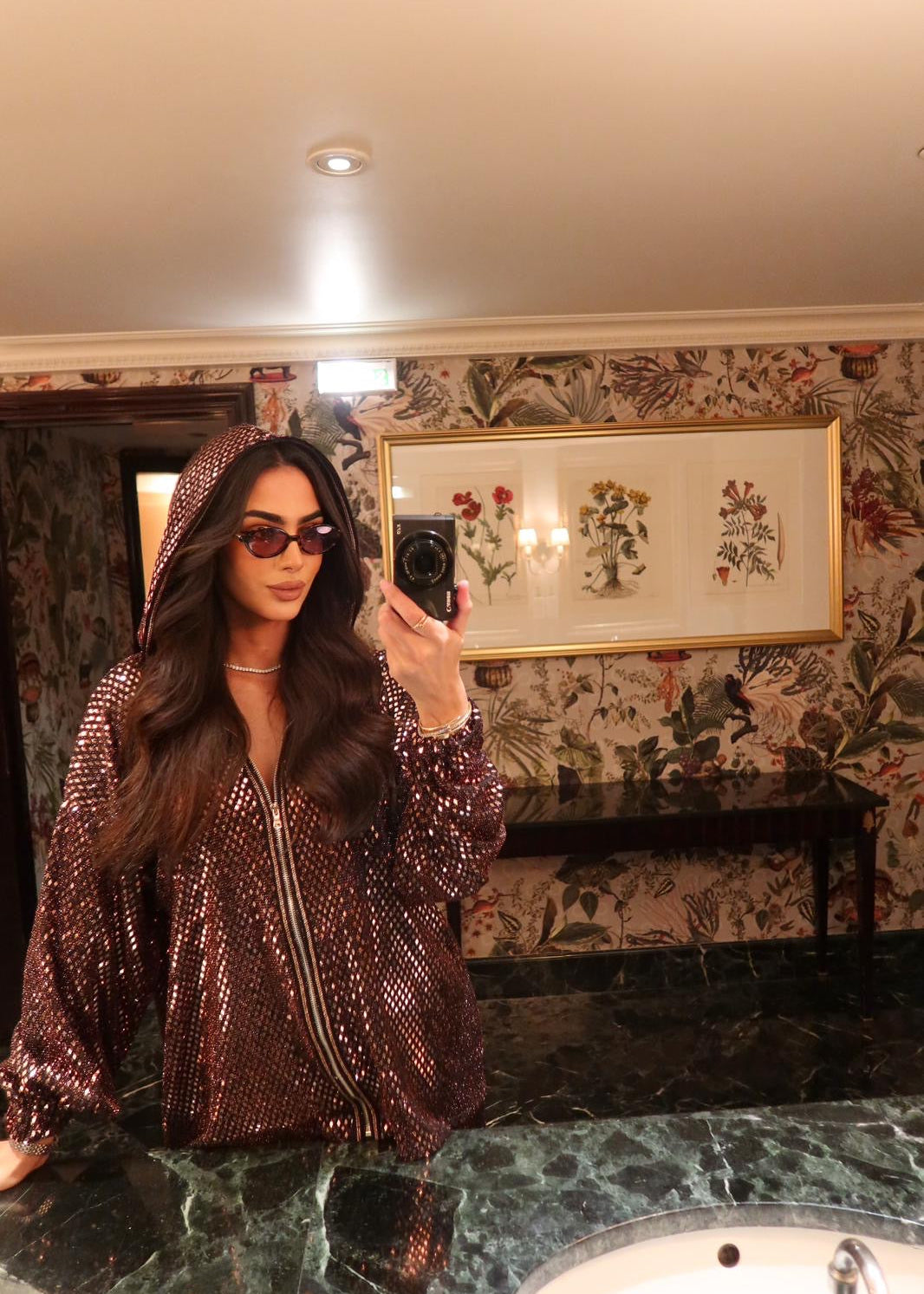 Ensemble bronze avec sfifa en jacquard, tissu fluide et style urbain inspiré de l’artisanat marocain. Photo prise dans un miroir. 