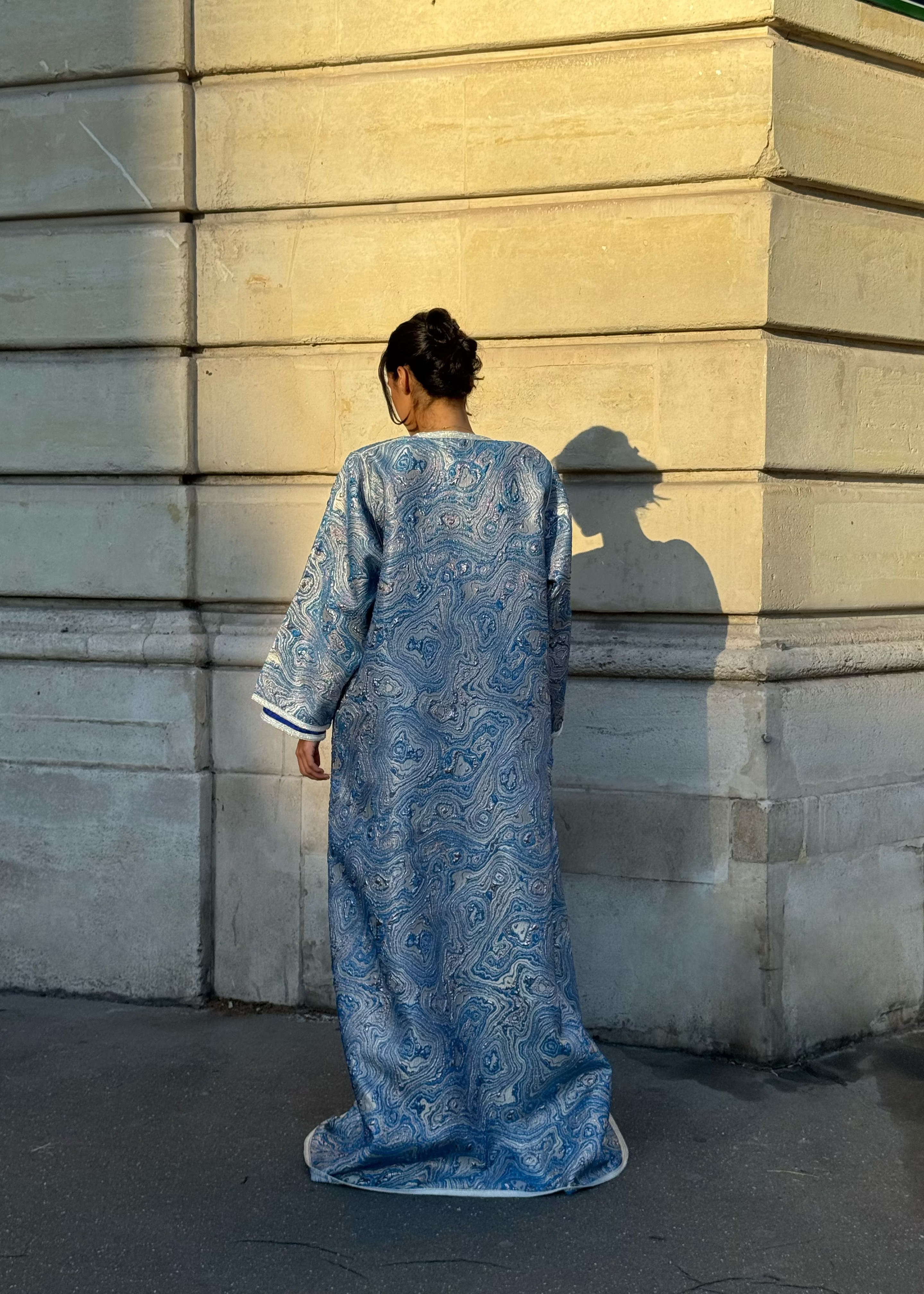 Takchita en brocard bleu marbré, sfifa argentée et boutons aâkad