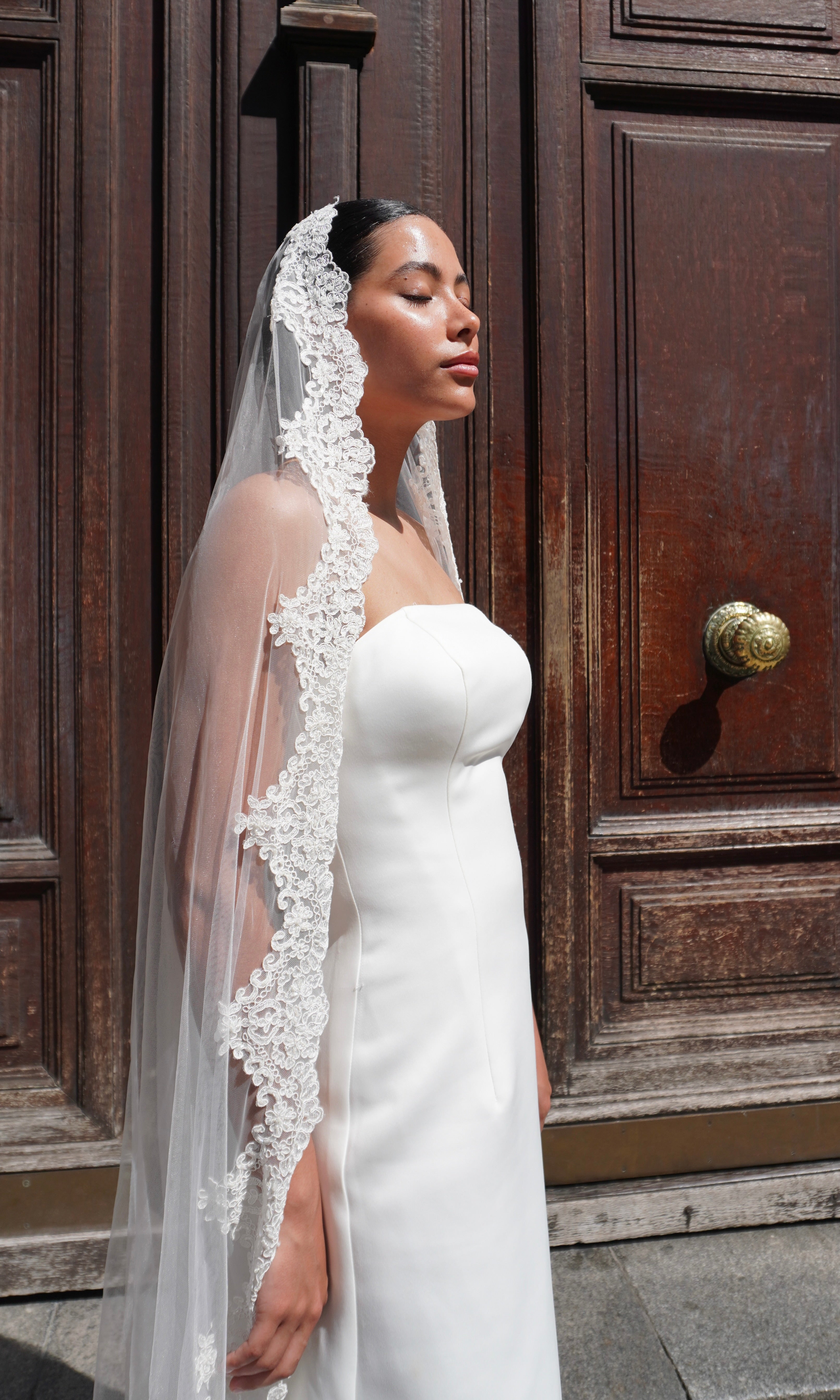 Voile de mariée avec bordure en dentelle raffinée – vue de profil montrant la délicatesse de la dentelle