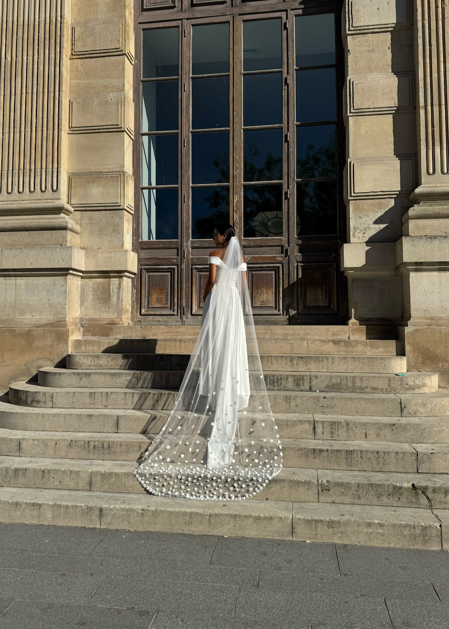 Voile de mariée cathédrale avec fleurs 3D appliquées, vue de dos