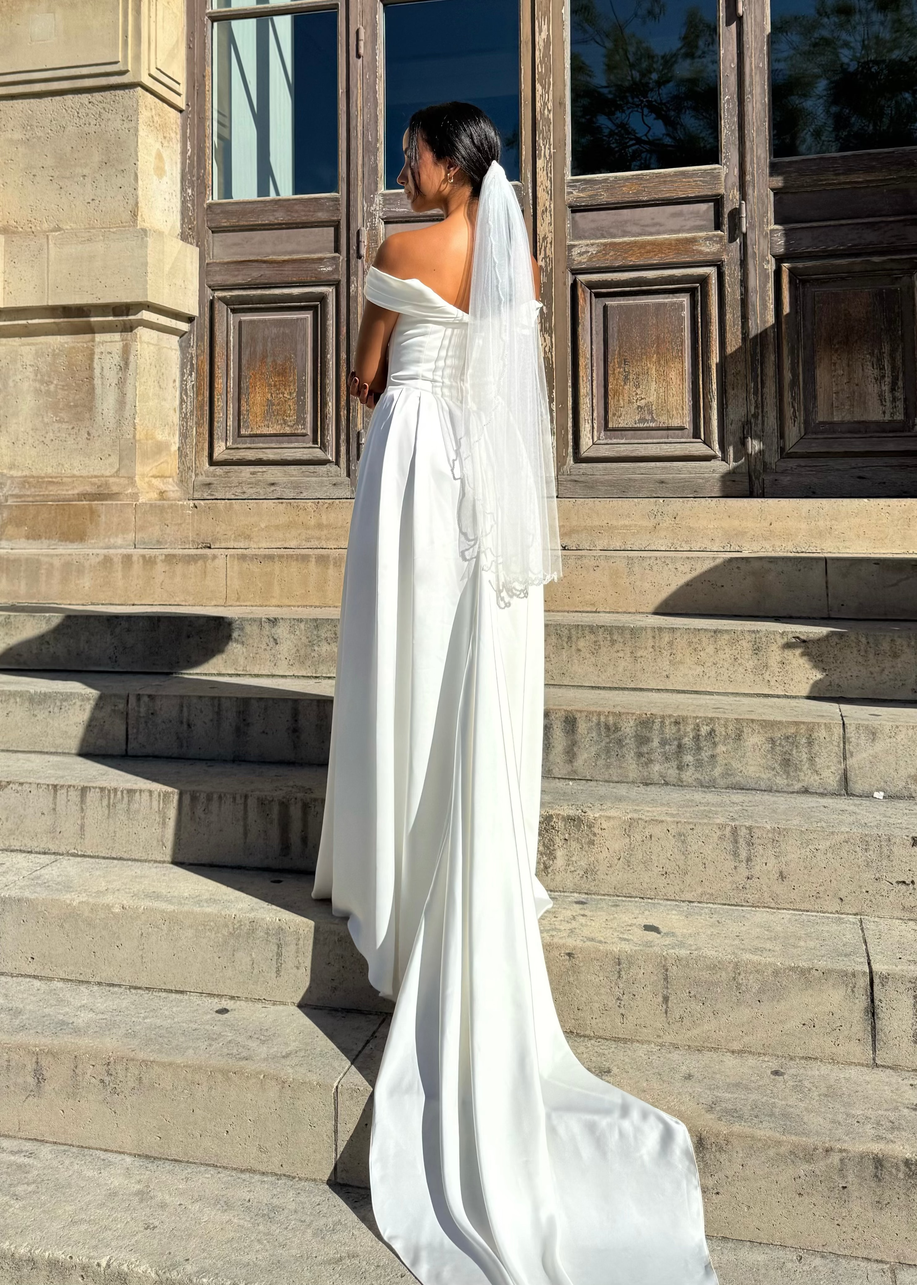 Voile de mariée court en tulle avec finition ondulée, vue de dos