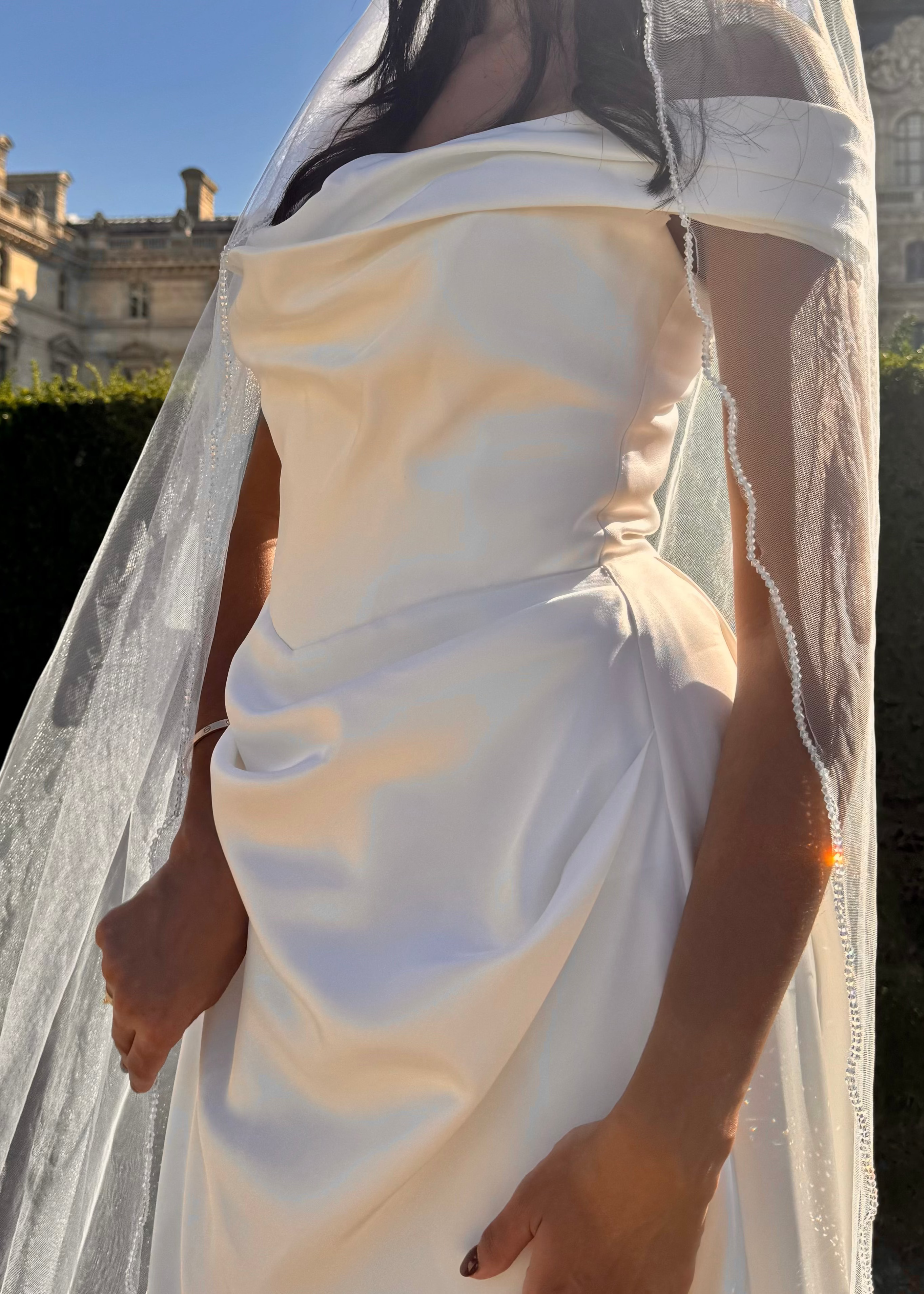 Zoom sur la transparence du tulle et les sequins scintillants intégrés aux broderies végétales.