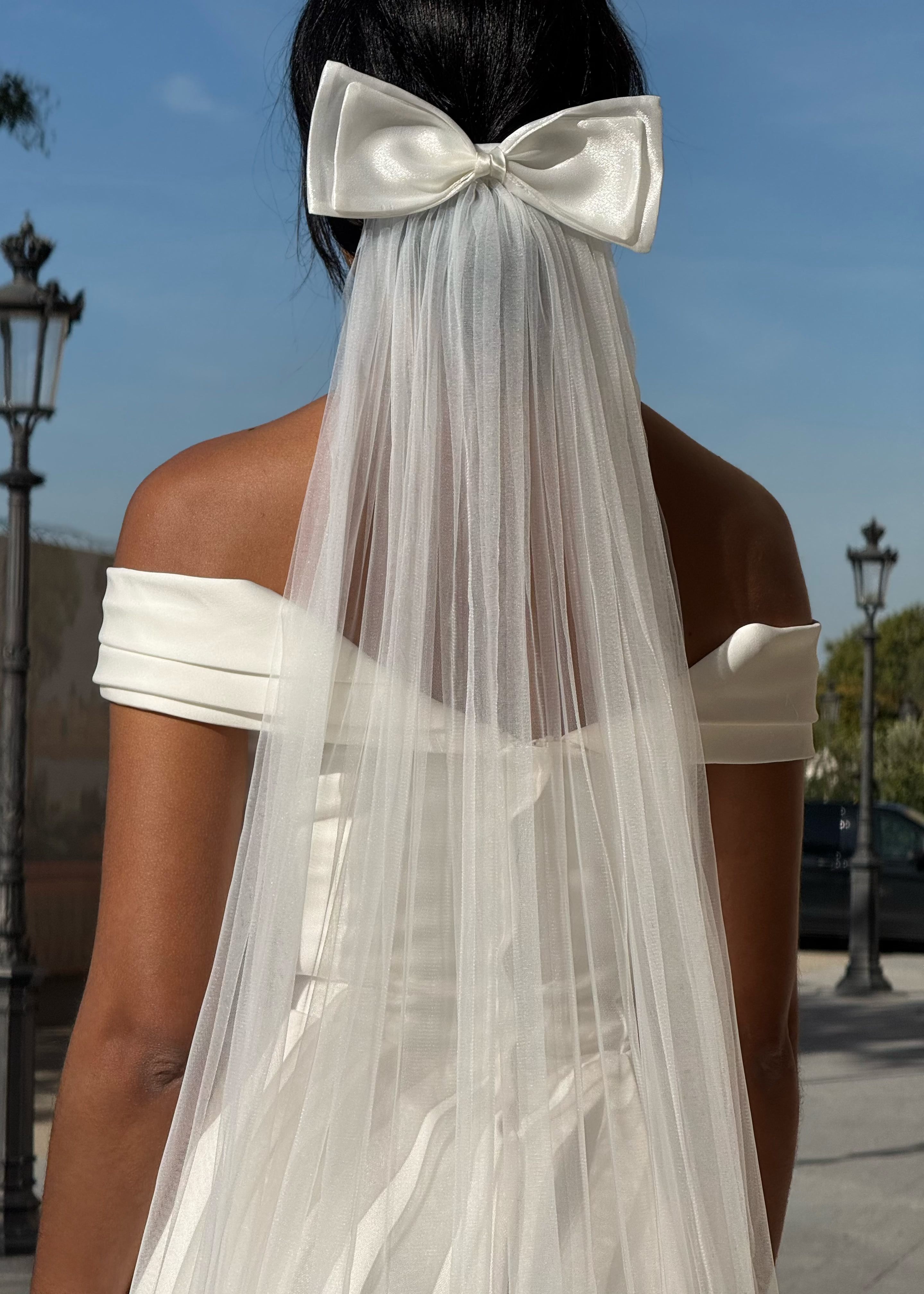 Gros plan sur le nœud décoratif du voile de mariée en tulle