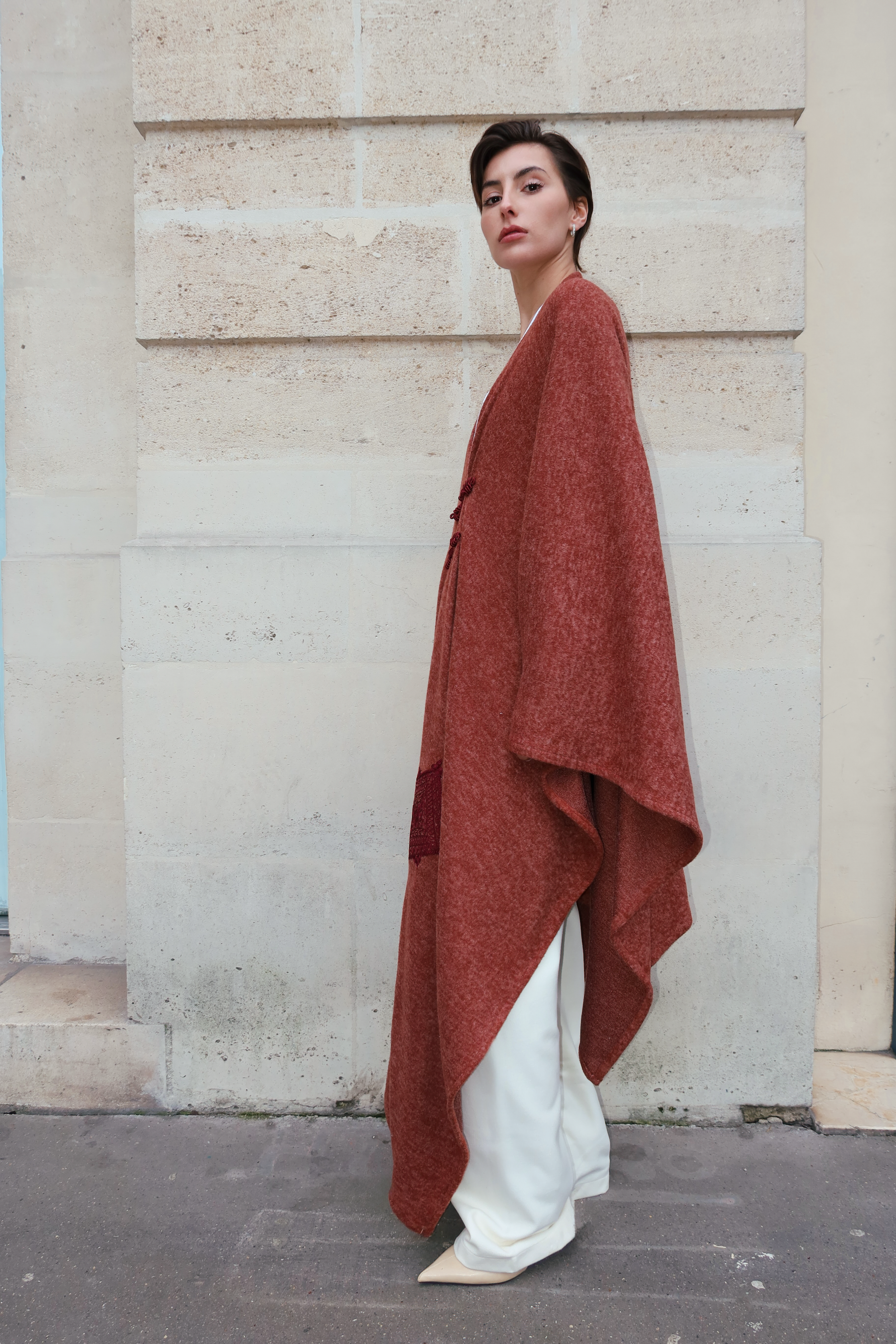 Long bohemian burgundy wool cardigan with embroidery seen from the side, highlighting an elongated cut and bohemian style