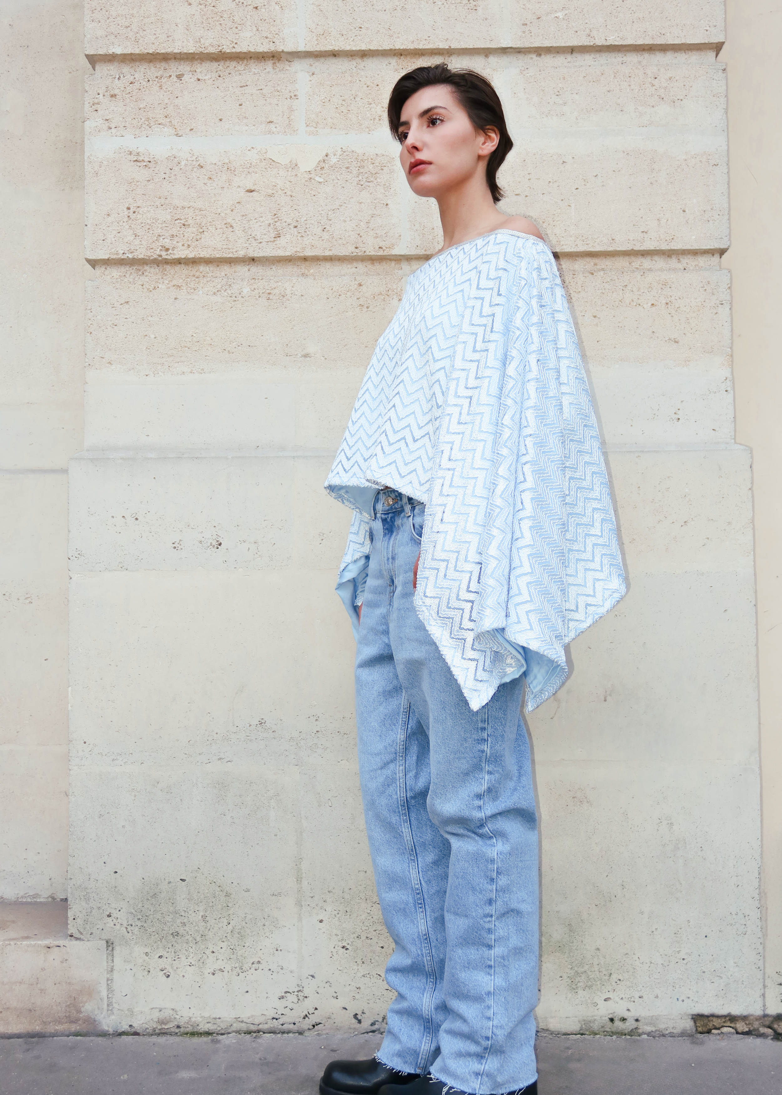 Moroccan cape in blue jersey seen from the side, highlighting a flowing cut and silver sfifa