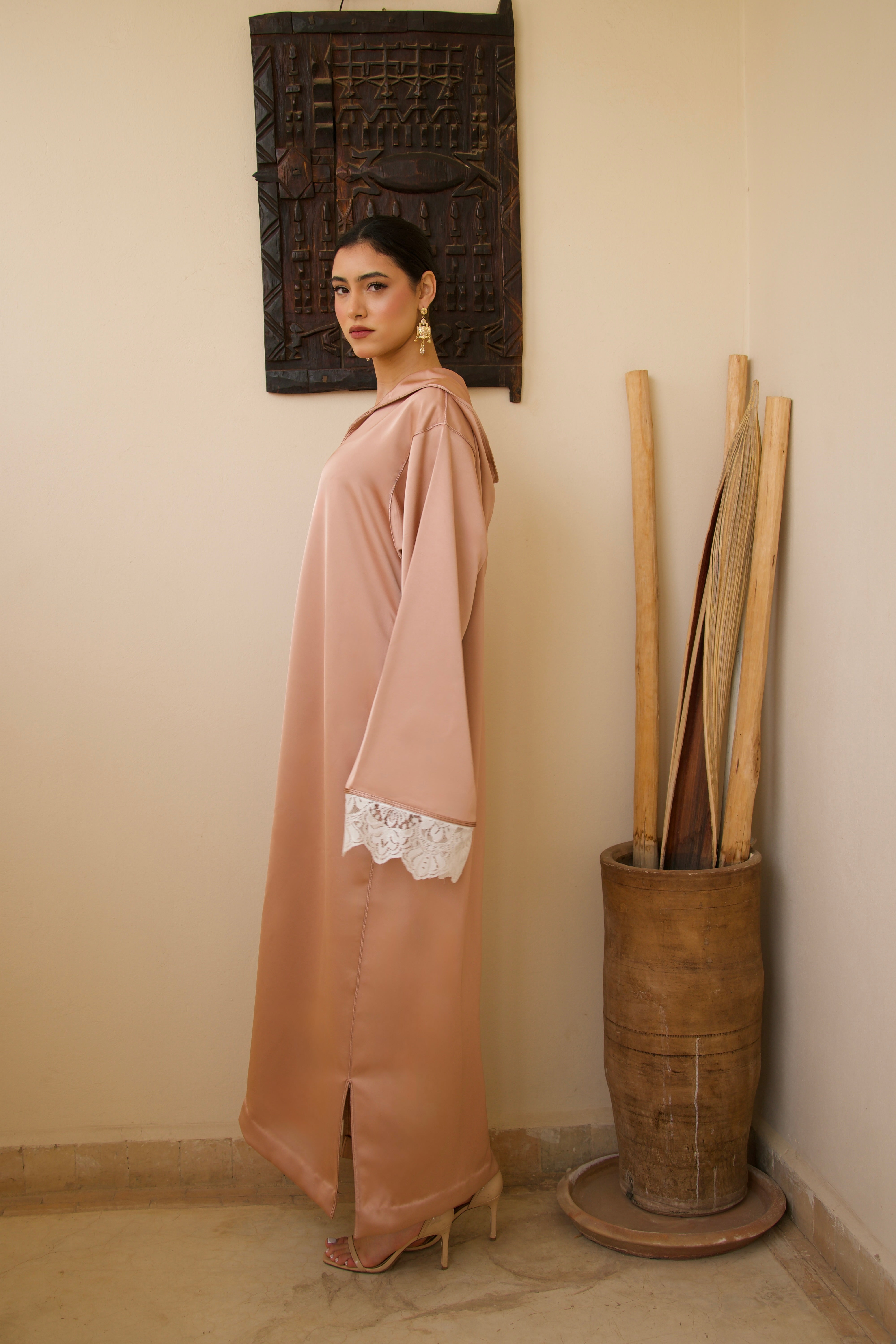 Close-up on the sfifa and lace of a pink duchesse satin jellaba.