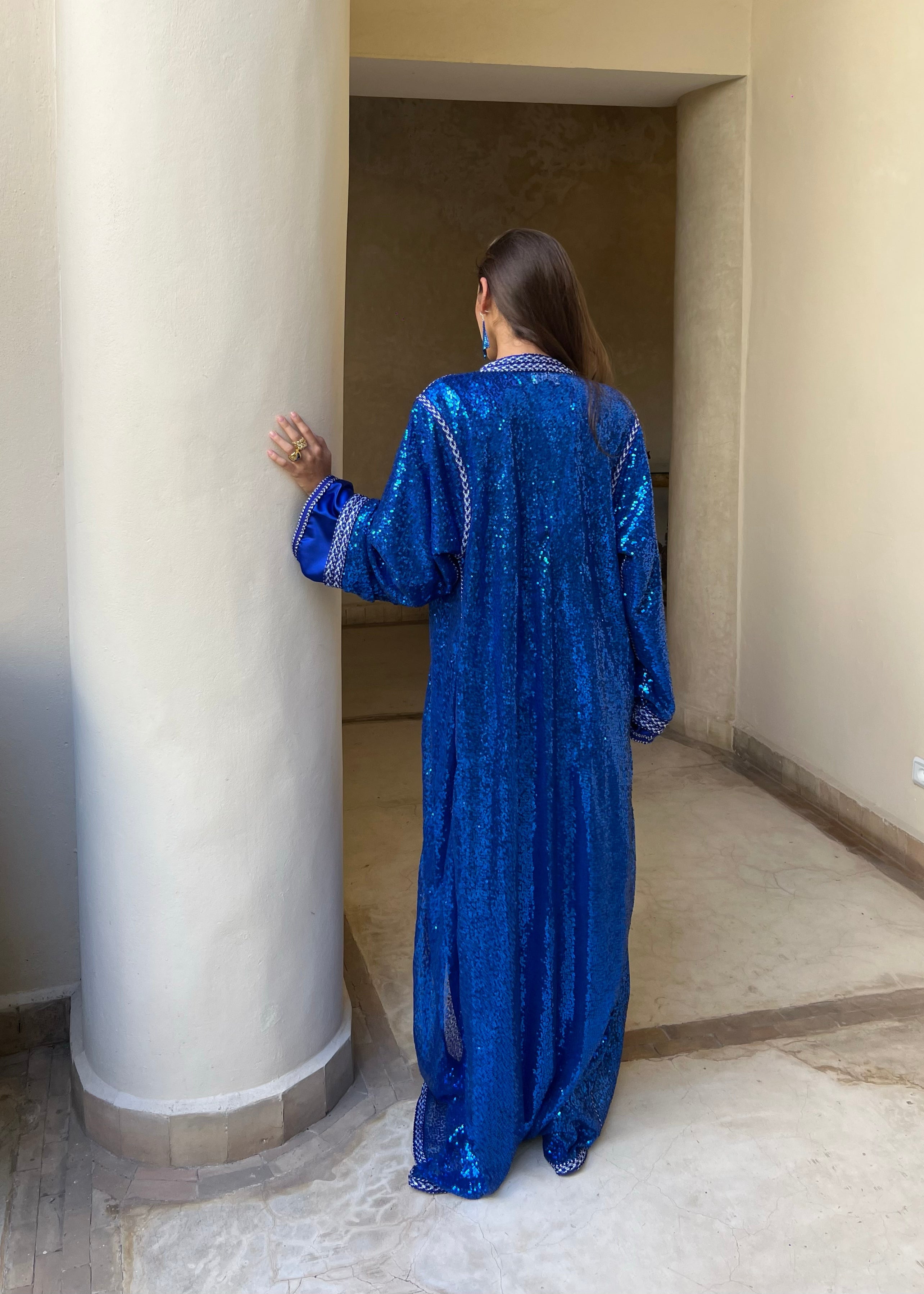 Blue Kaftan back in sequined tulle, fluid fall and refined finishes with matching belt