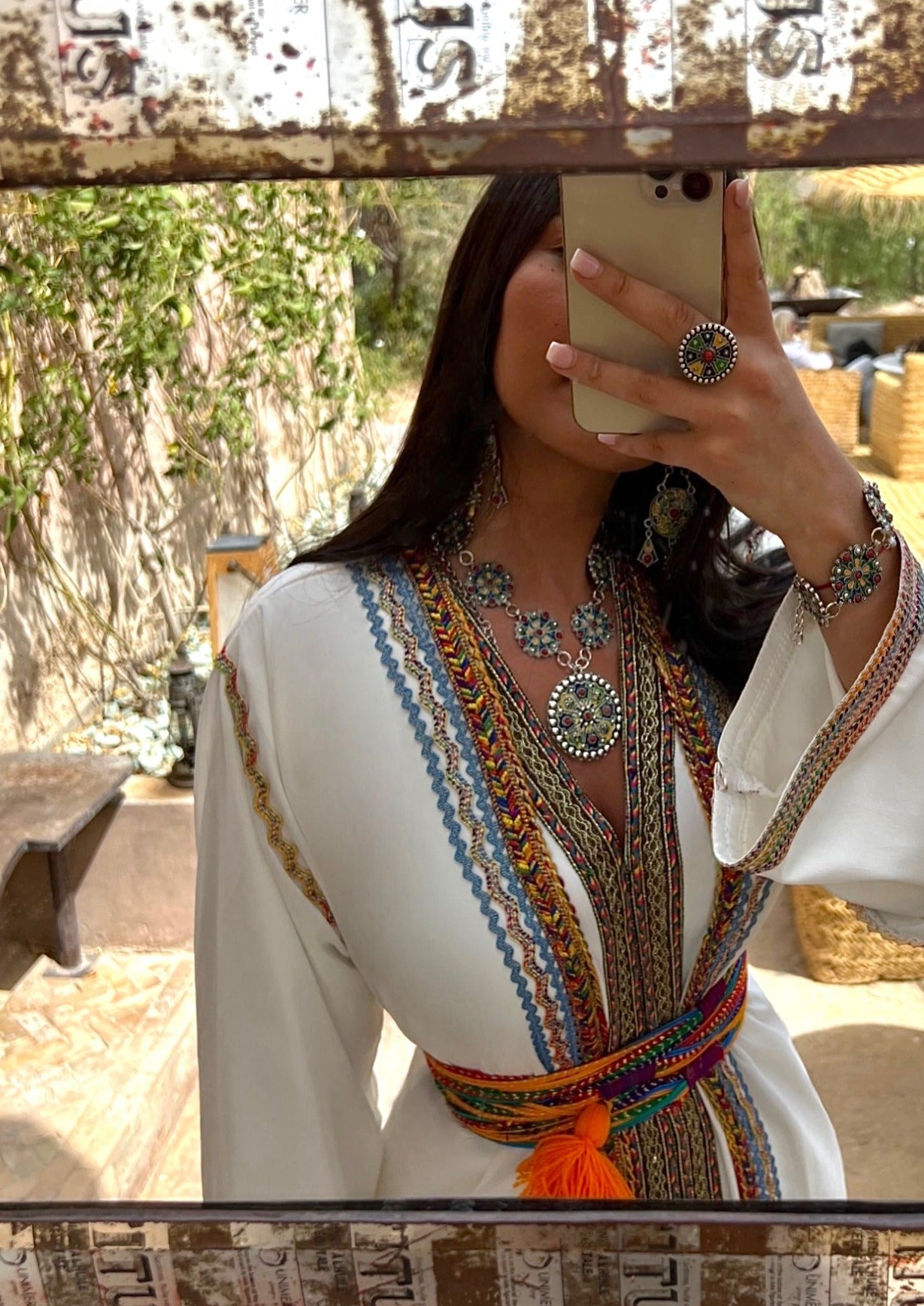 Kabyle Kaftan in white muslin seen from the front, featuring a flowing cut, fine traditional embroidery and the lightness of the fabric.
