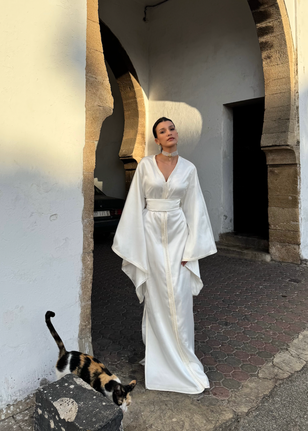 White organza bridal Kaftan seen from the front, featuring an elegant cut and the delicate transparency of organza.