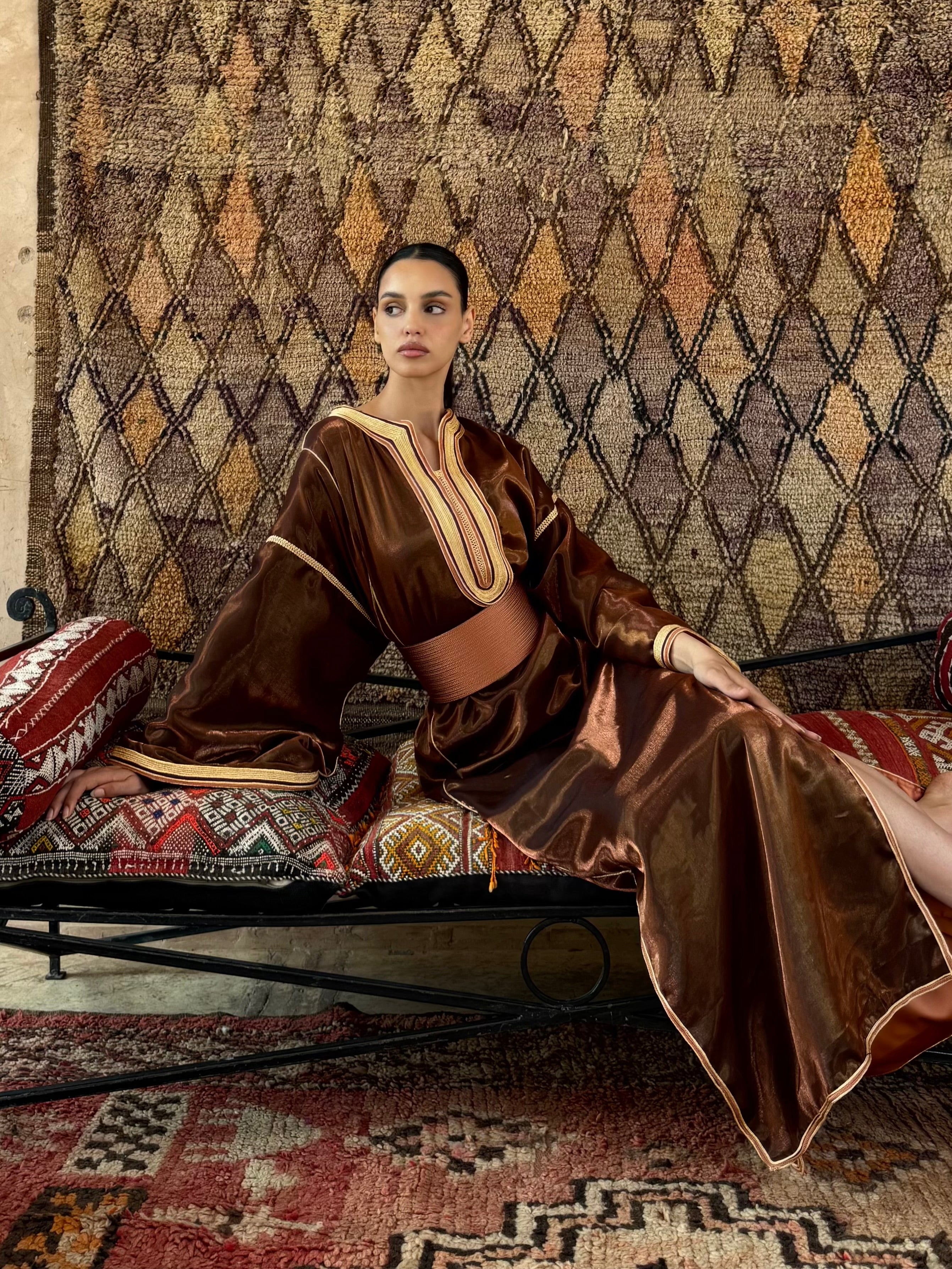 Modern Kaftan in metallic bronze satin BOUTIQUE EN LIGNE SELHYAN