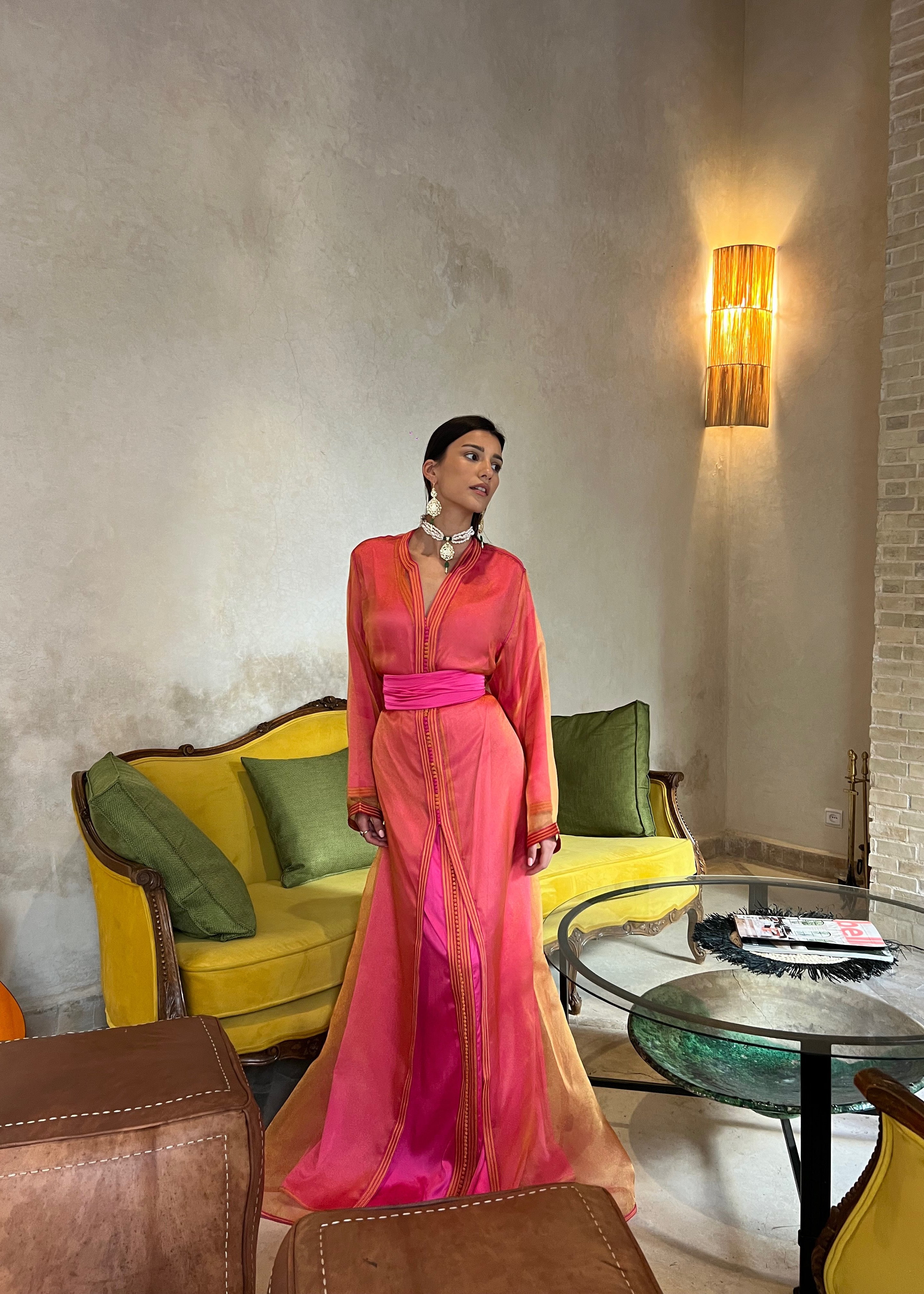 Kaftan in orange and pink organza seen from the front, highlighting a luminous gradient and the delicate transparency of the fabric.