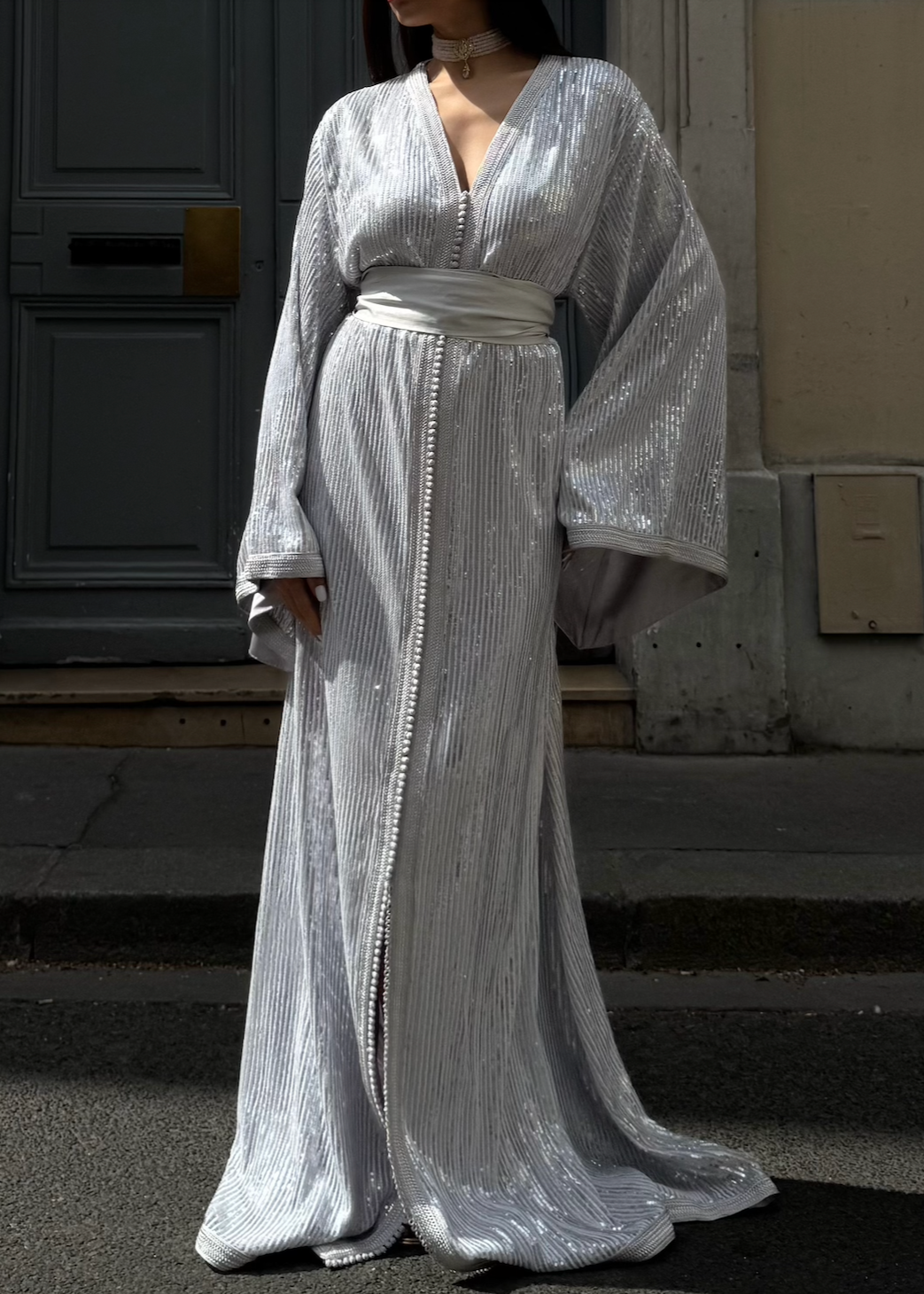 Kaftan in silver beaded tulle seen from the front, highlighting an elegant cut and glittering details.