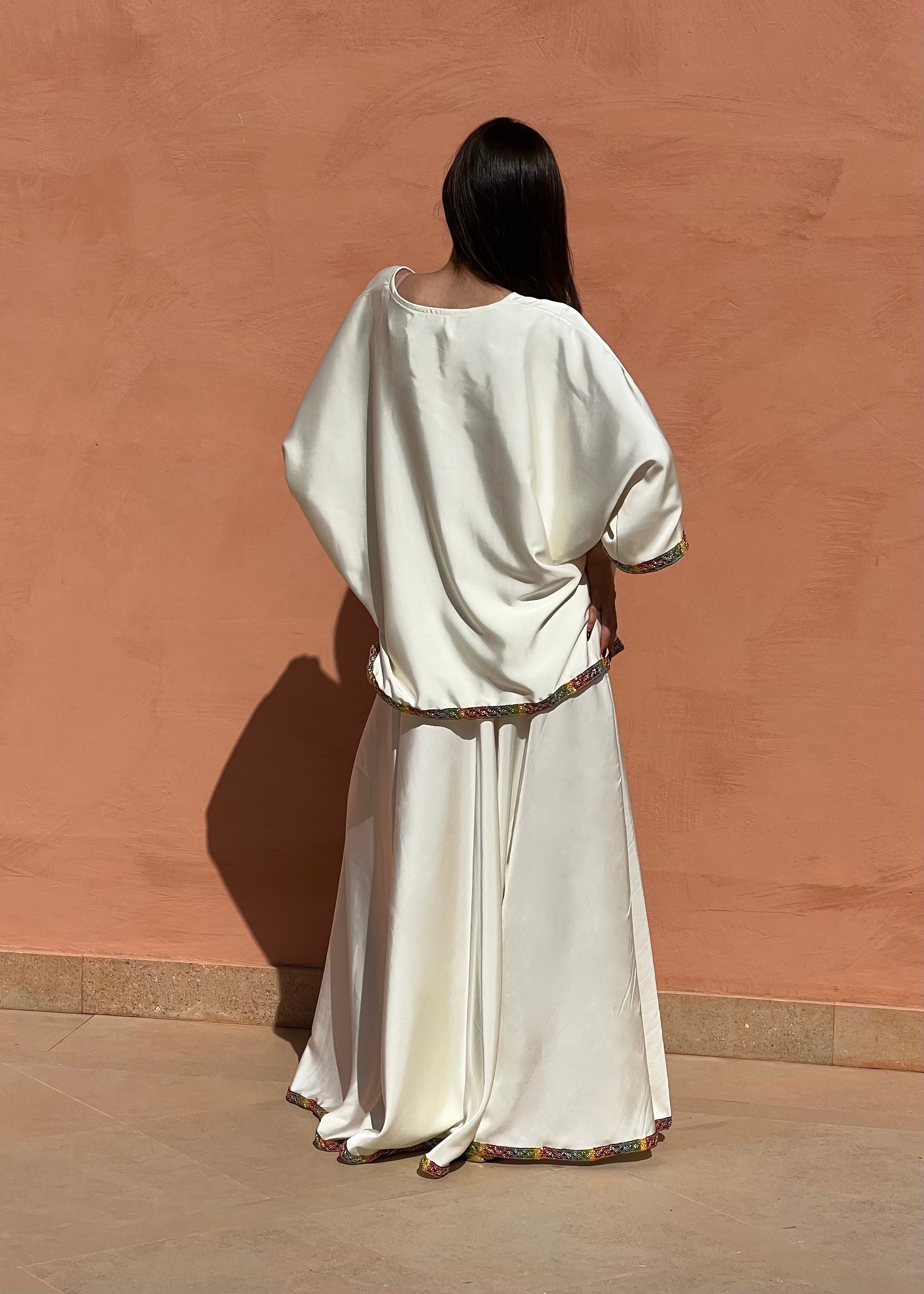 Back of kabyle ensemble in white silk, flowing skirt and oversized tee with natural fall