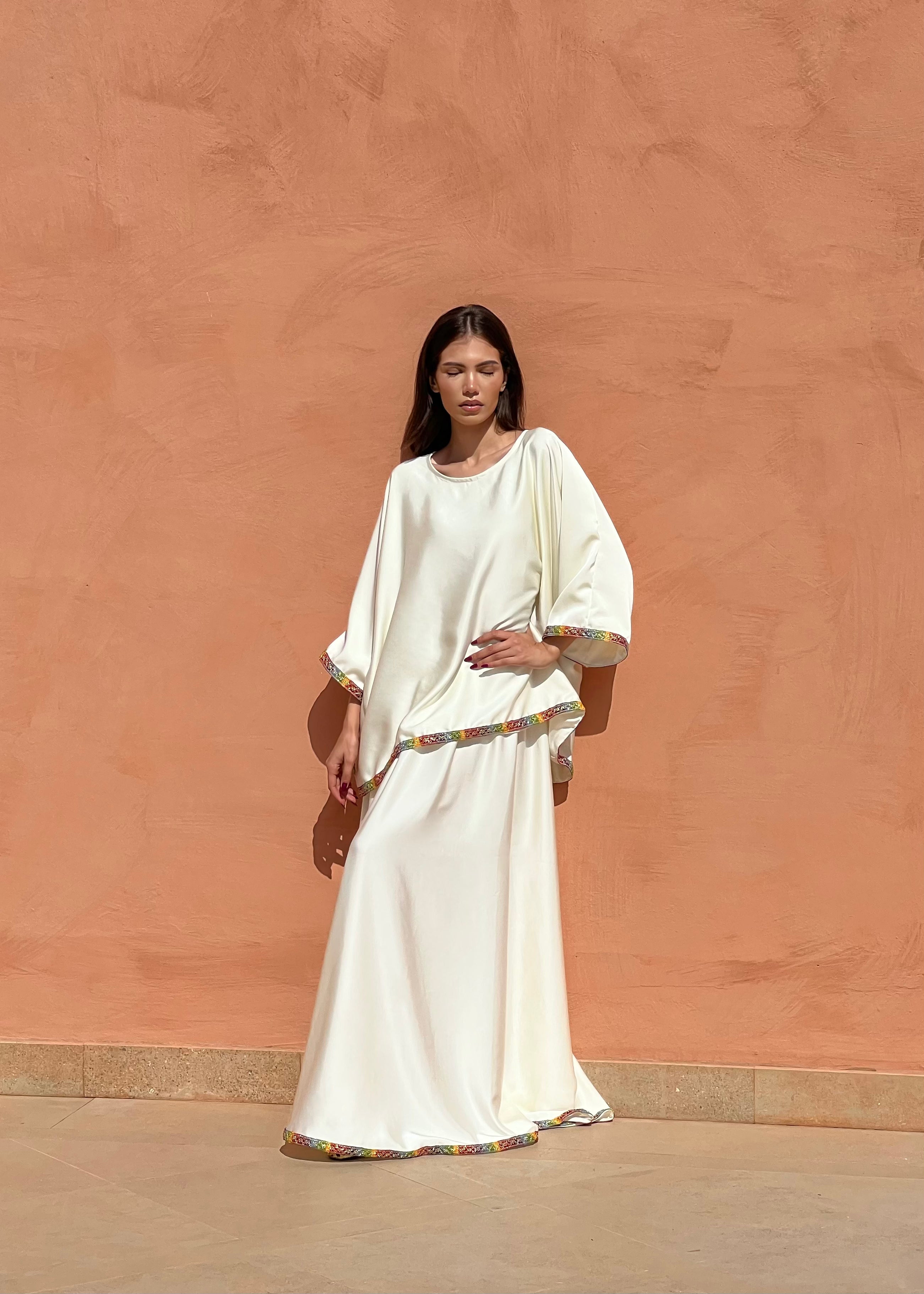 Kabyle ensemble with oversized skirt and t-shirt in white silk, elegant front view on mannequin