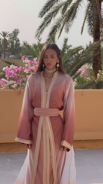 Overview of the pink and brown organza Kaftan , worn by a model, highlighting the contrasting colors and elegant cut. 