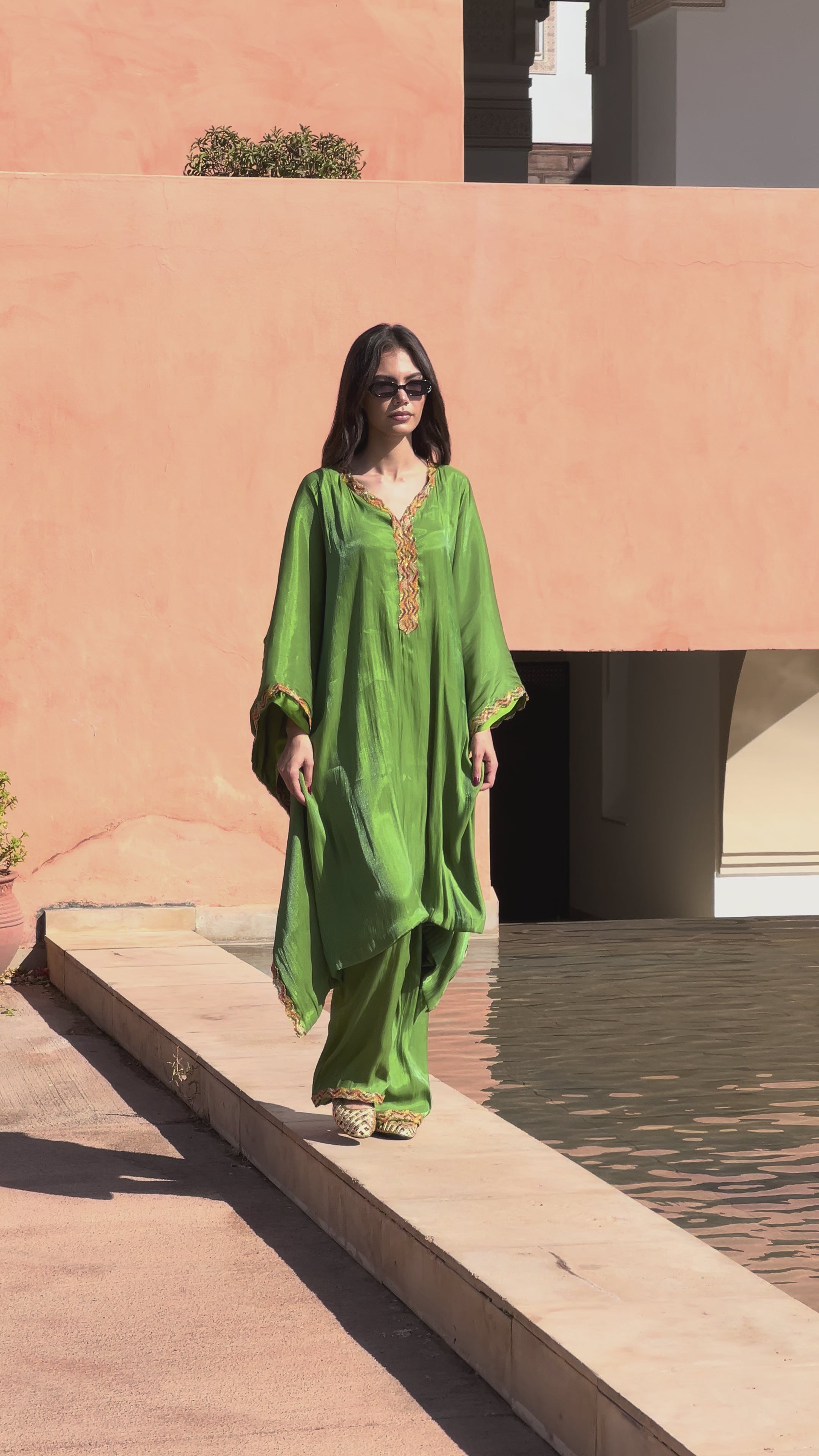 Tunic ensemble in green organza with Kabyle embroidery, a refined outfit inspired by Berber craftsmanship.