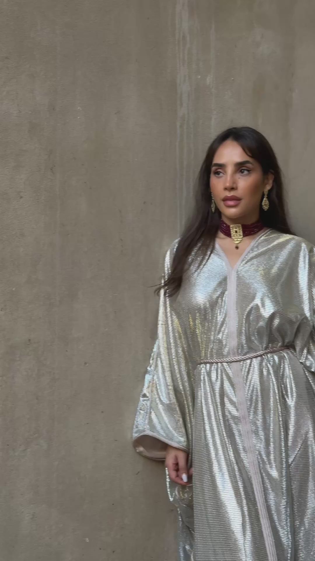 Video of a Kaftan in silver beaded tulle, elegant and refined, with glittering details. A traditional oriental dress perfect for weddings, ceremonies and elegant evenings.