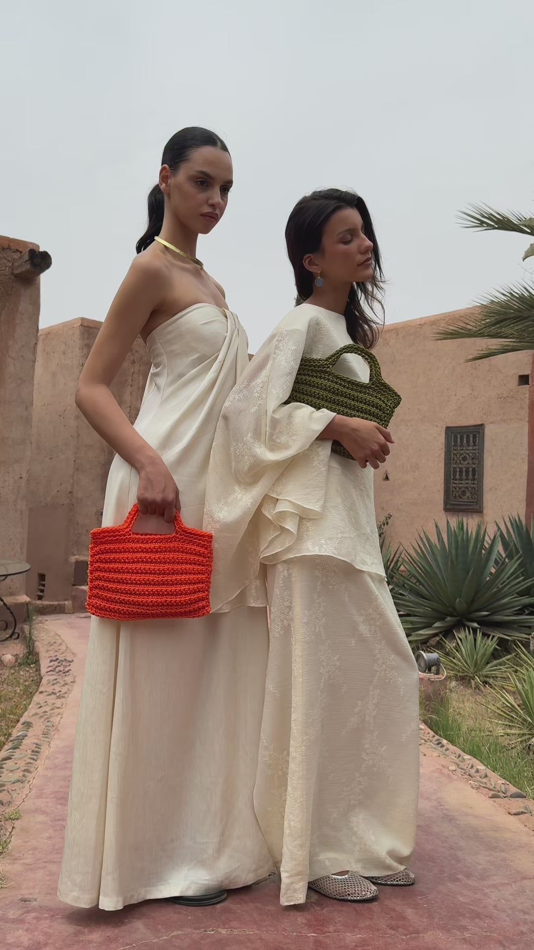 Lifestyle video of the khaki green crochet bag worn by models, an artisanal and urban ambiance