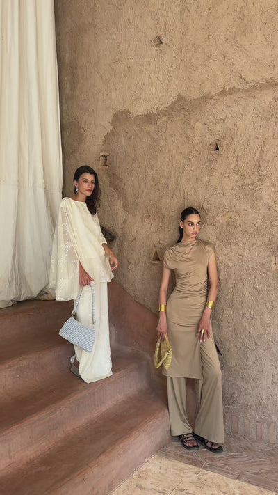 Lifestyle video of the golden crochet trapeze bag worn in situation, Moroccan handicraft atmosphere