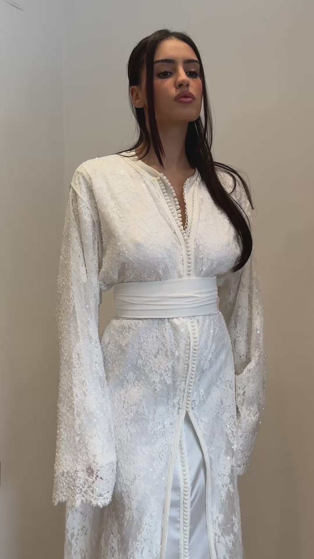 Video of a light-colored, beaded tulle bridal Kaftan with fine embroidery and sparkling details. A traditional Moroccan wedding dress ideal for bridal ceremonies and elegant evenings.
