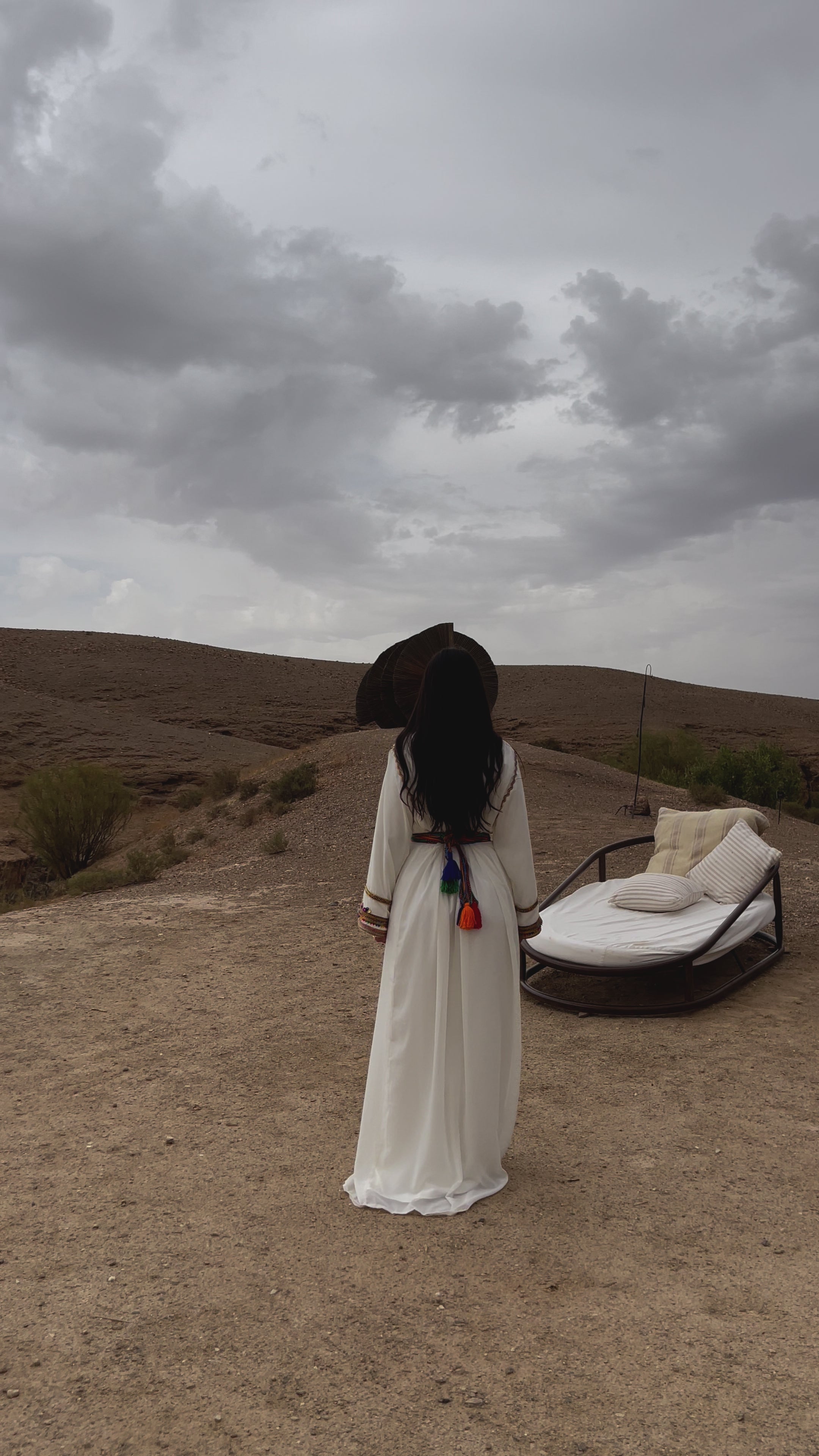 Zoom in on the Kabyle Kaftan in white muslin, revealing the lightness of the fabric, the fine embroidery and the handcrafted finishes.