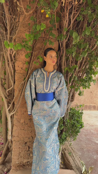 Video showing the modern Kaftan in blue brocade worn in motion, details and elegant cut