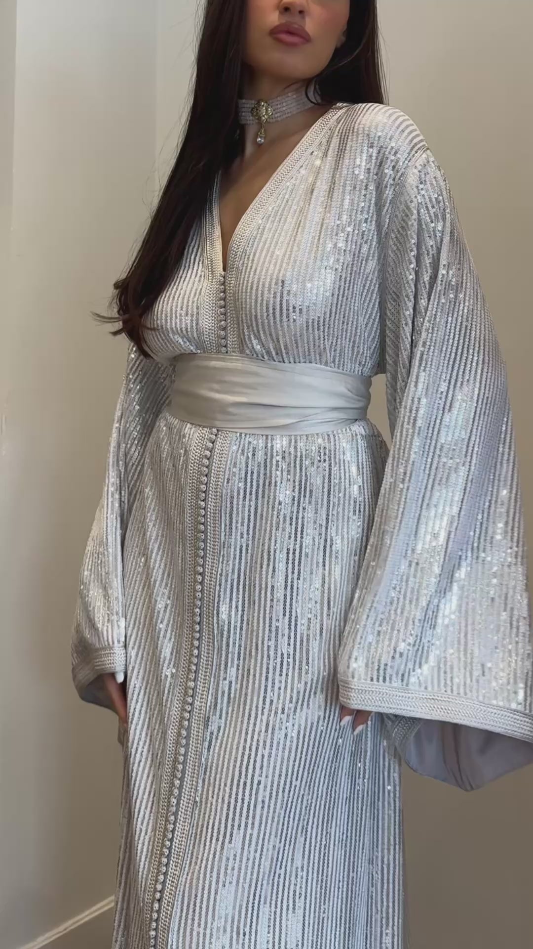 Video of a Kaftan in shimmering gray sequins, modern and refined cut. A chic Oriental outfit perfect for evenings, parties or special events.