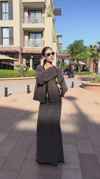 Long skirt and shirt ensemble in black and gold jacquard with Moroccan sfifa, an elegant and refined outfit.