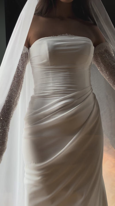 Video showing removable beaded lace bridal sleeves worn in motion, elegant and refined atmosphere