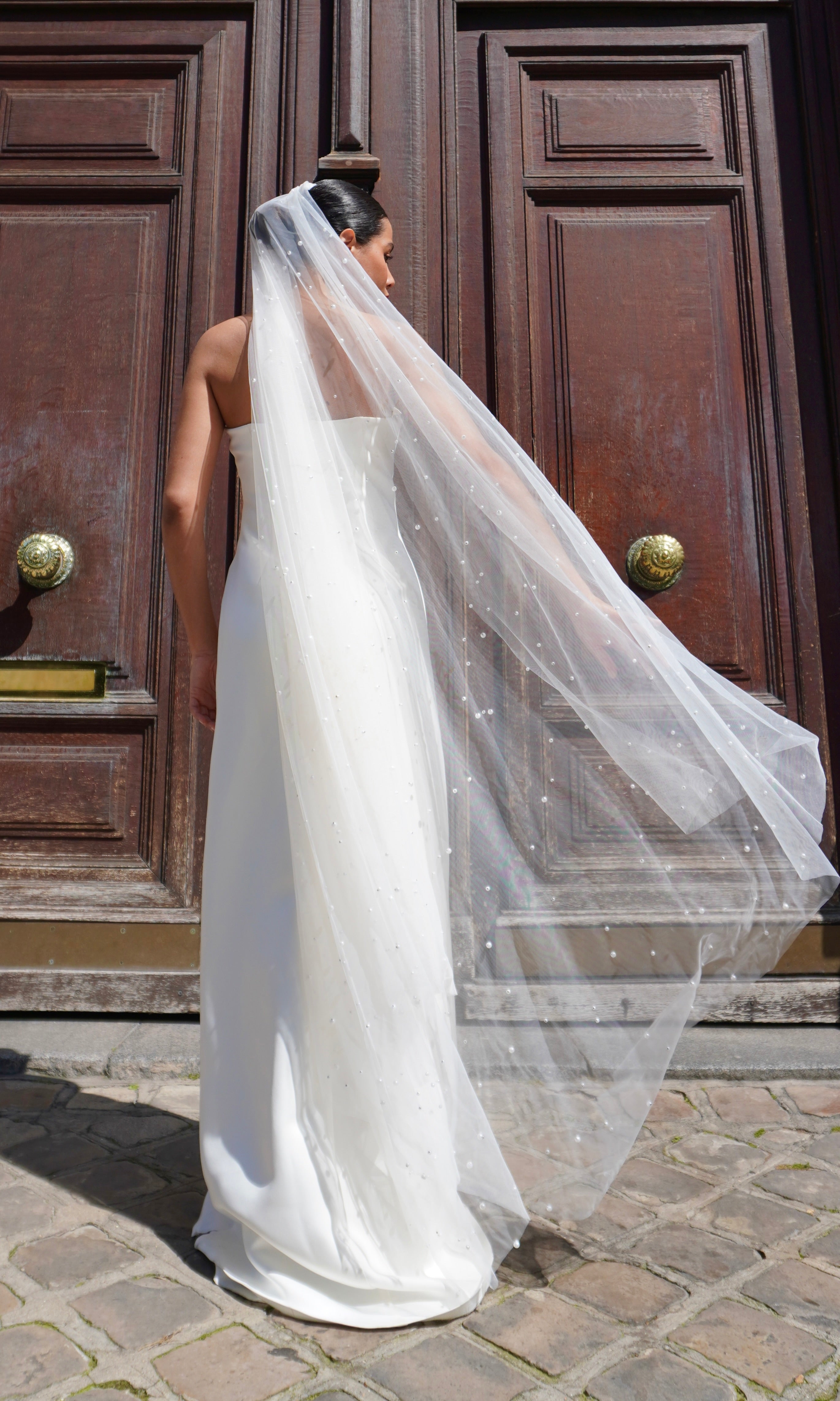 Mid-length bridal veil in pearly tulle - back view highlighting the length and pearly texture