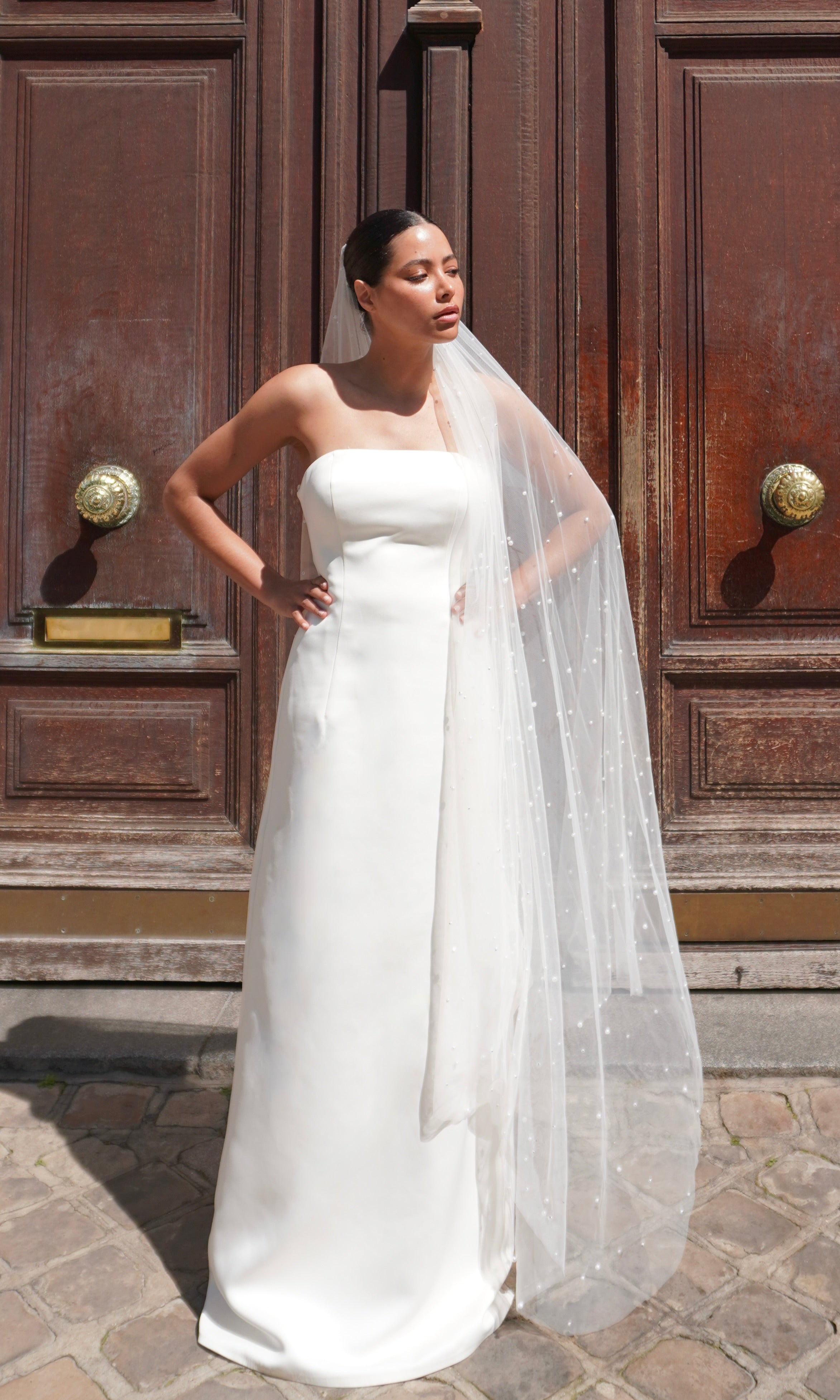 Mid-length pearly tulle wedding veil – front view showing the lightness and softness of the pearly tulle
