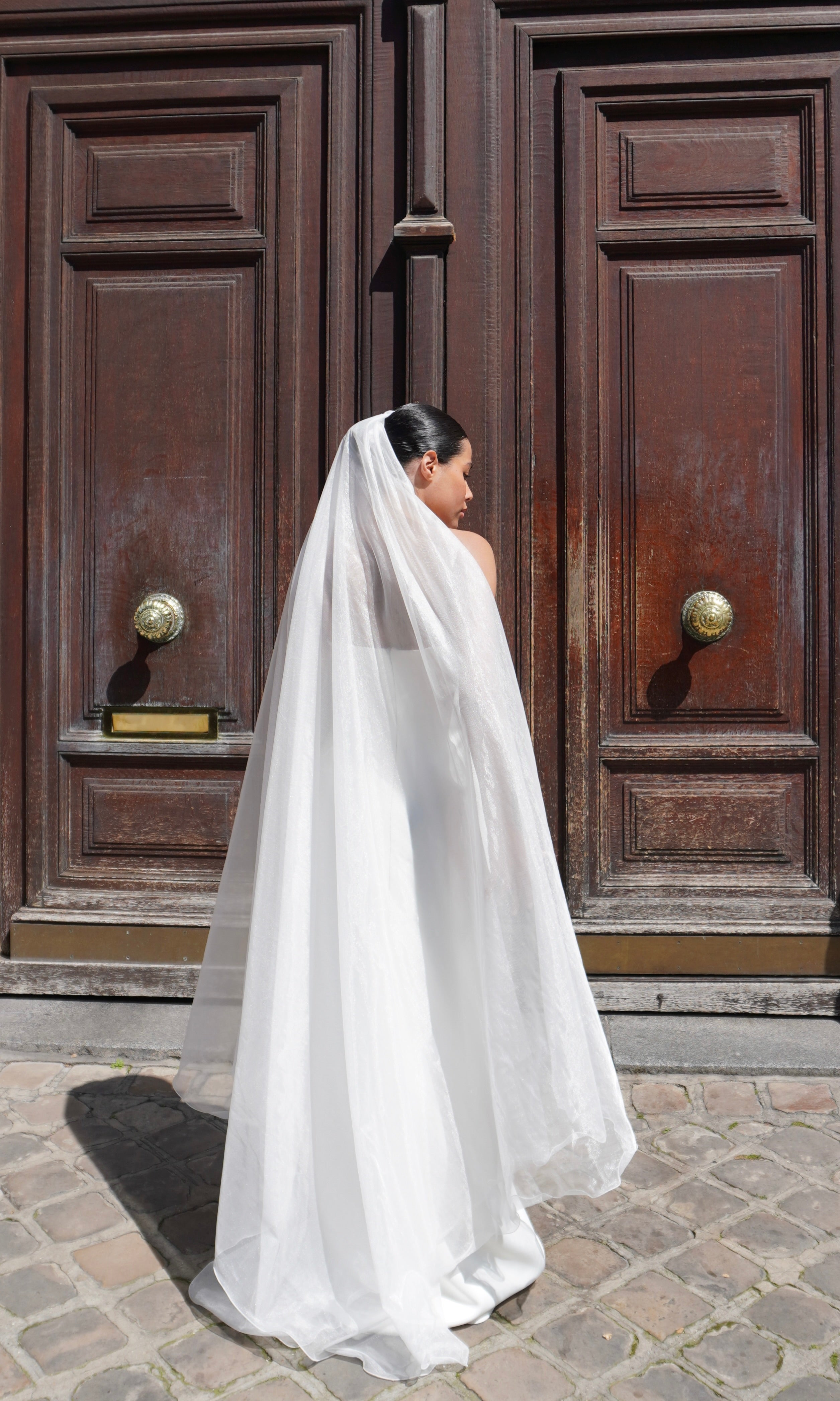 Mid-length wedding veil in simple tulle - back view showing length and transparency
