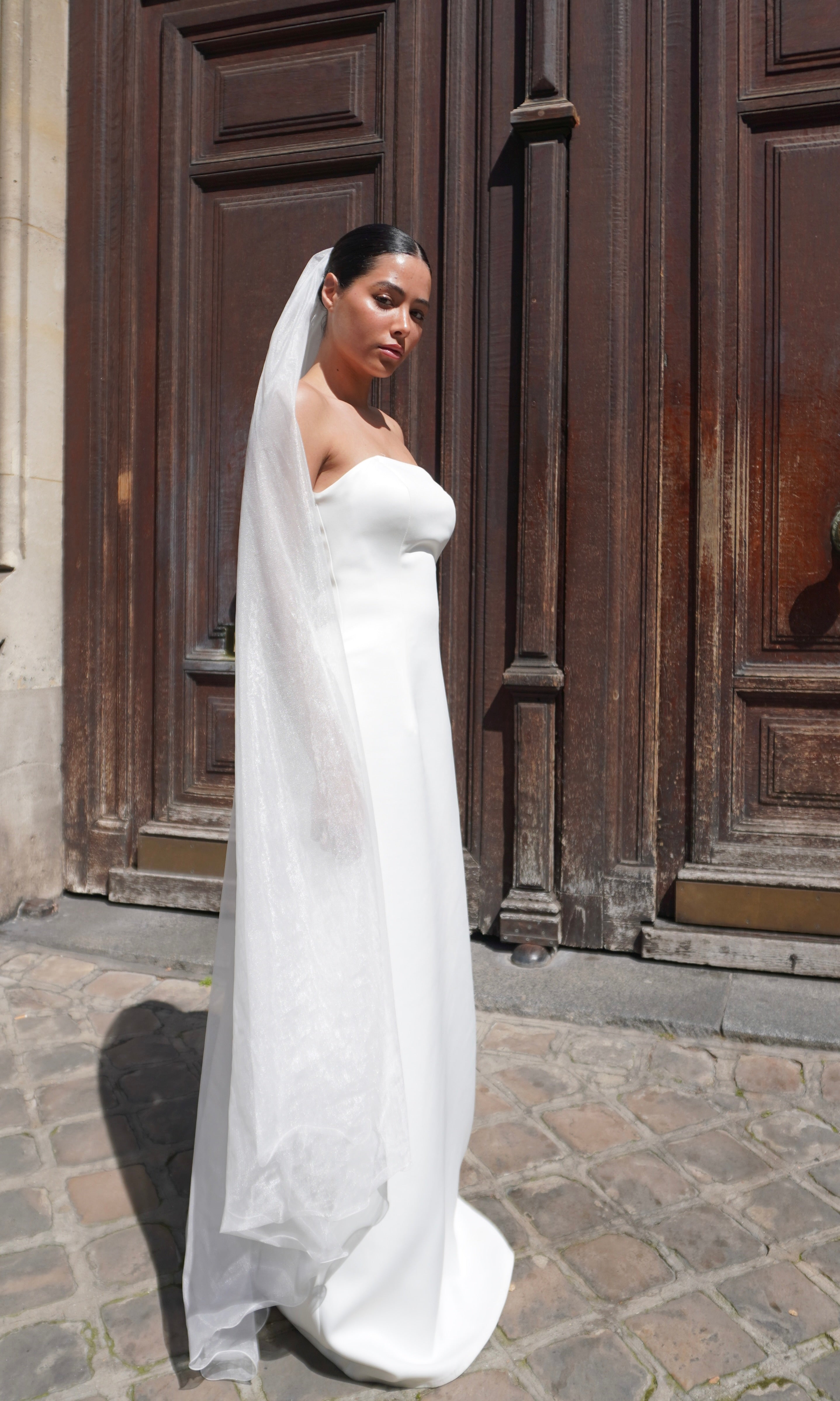 Mid-length wedding veil in simple tulle – side view highlighting the lightness of the tulle